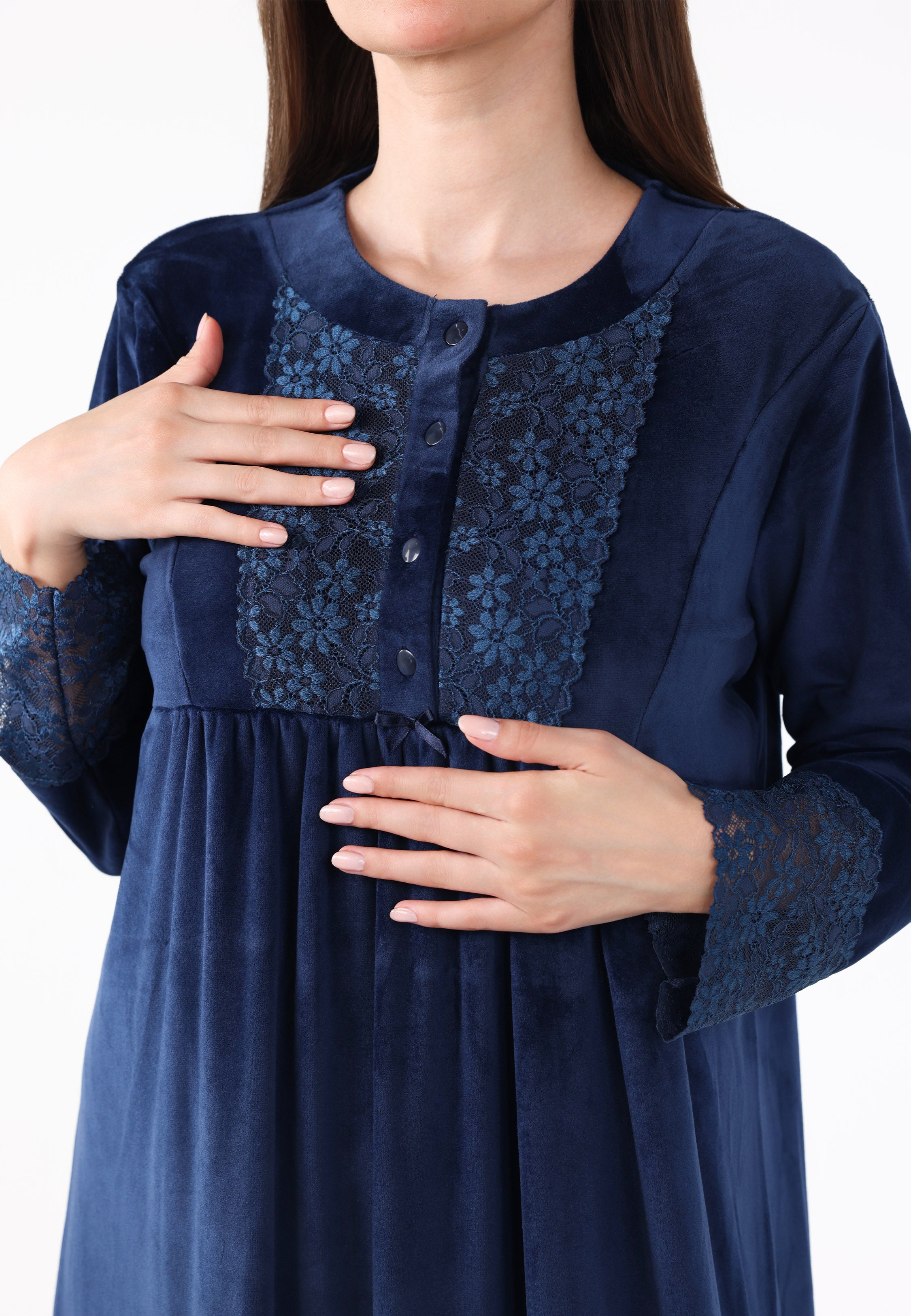 Robe de nuit longue en velours à plastron et poignets brodés