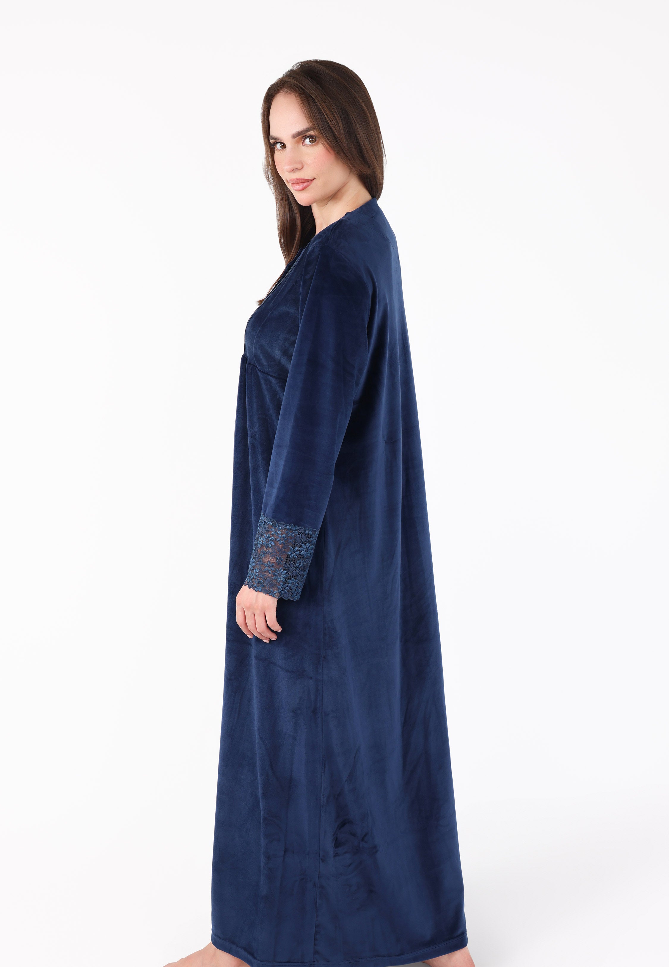 Robe de nuit longue en velours à plastron et poignets brodés