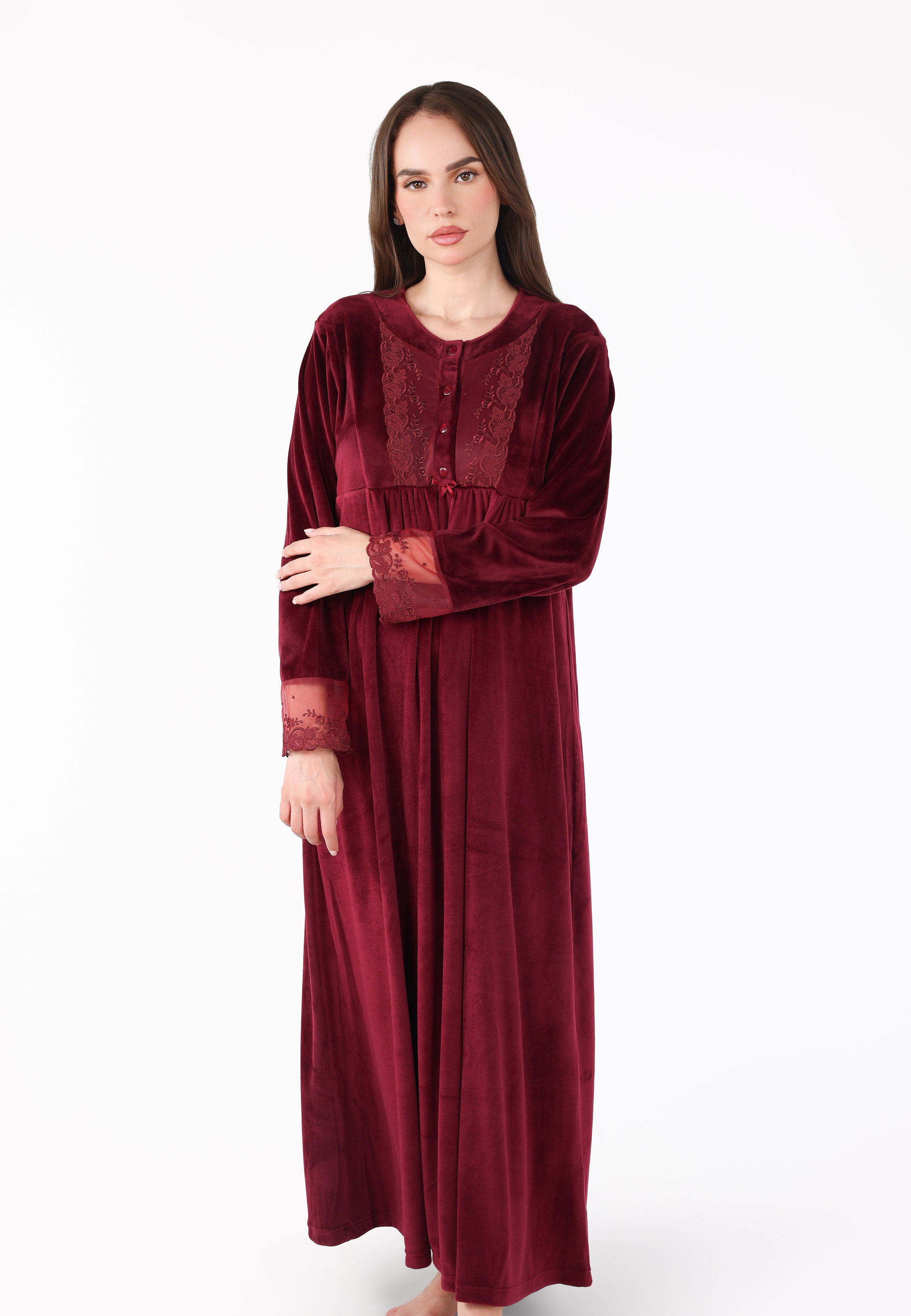 Robe de nuit longue en velours à plastron et poignets brodés