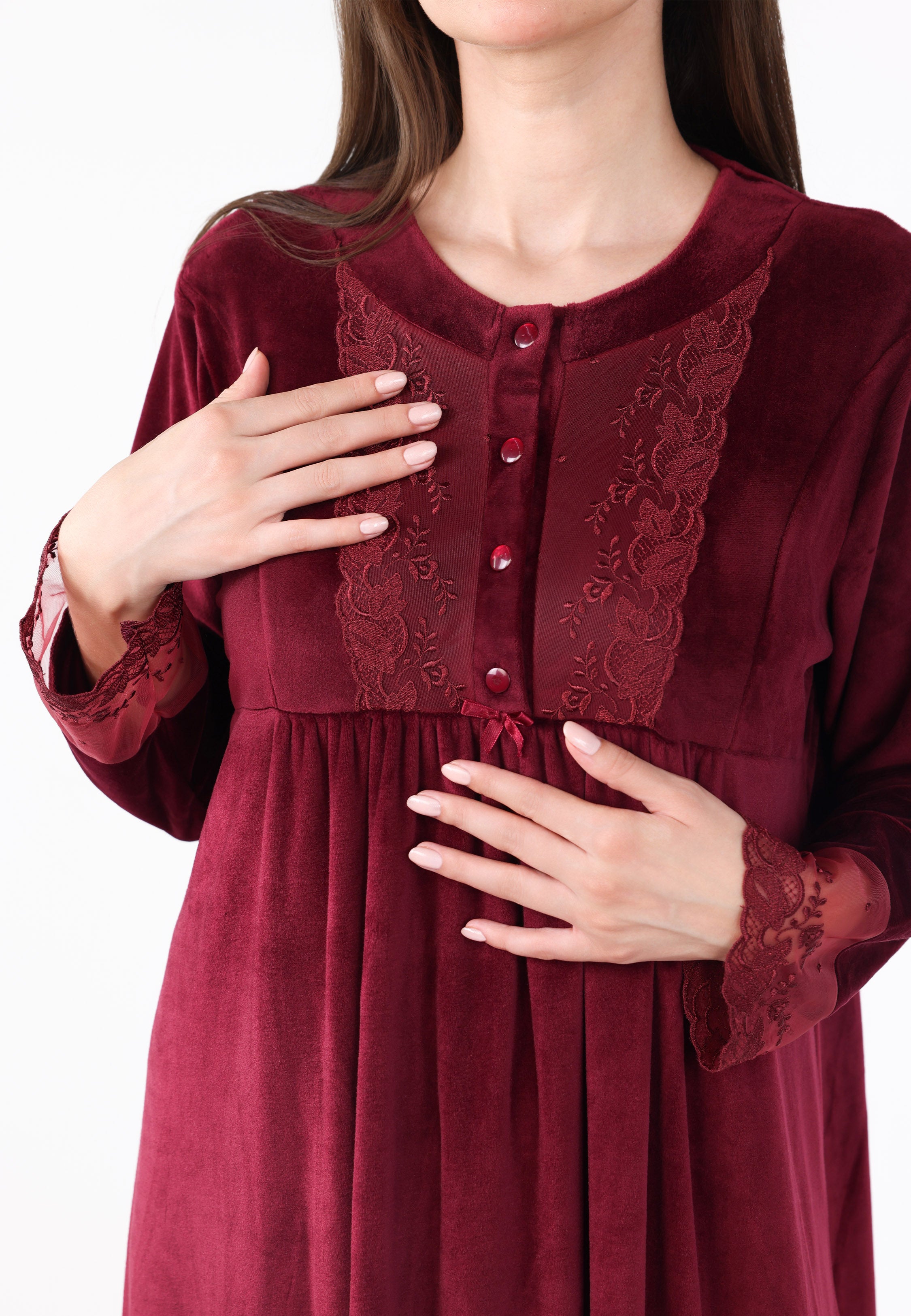 Robe de nuit longue en velours à plastron et poignets brodés