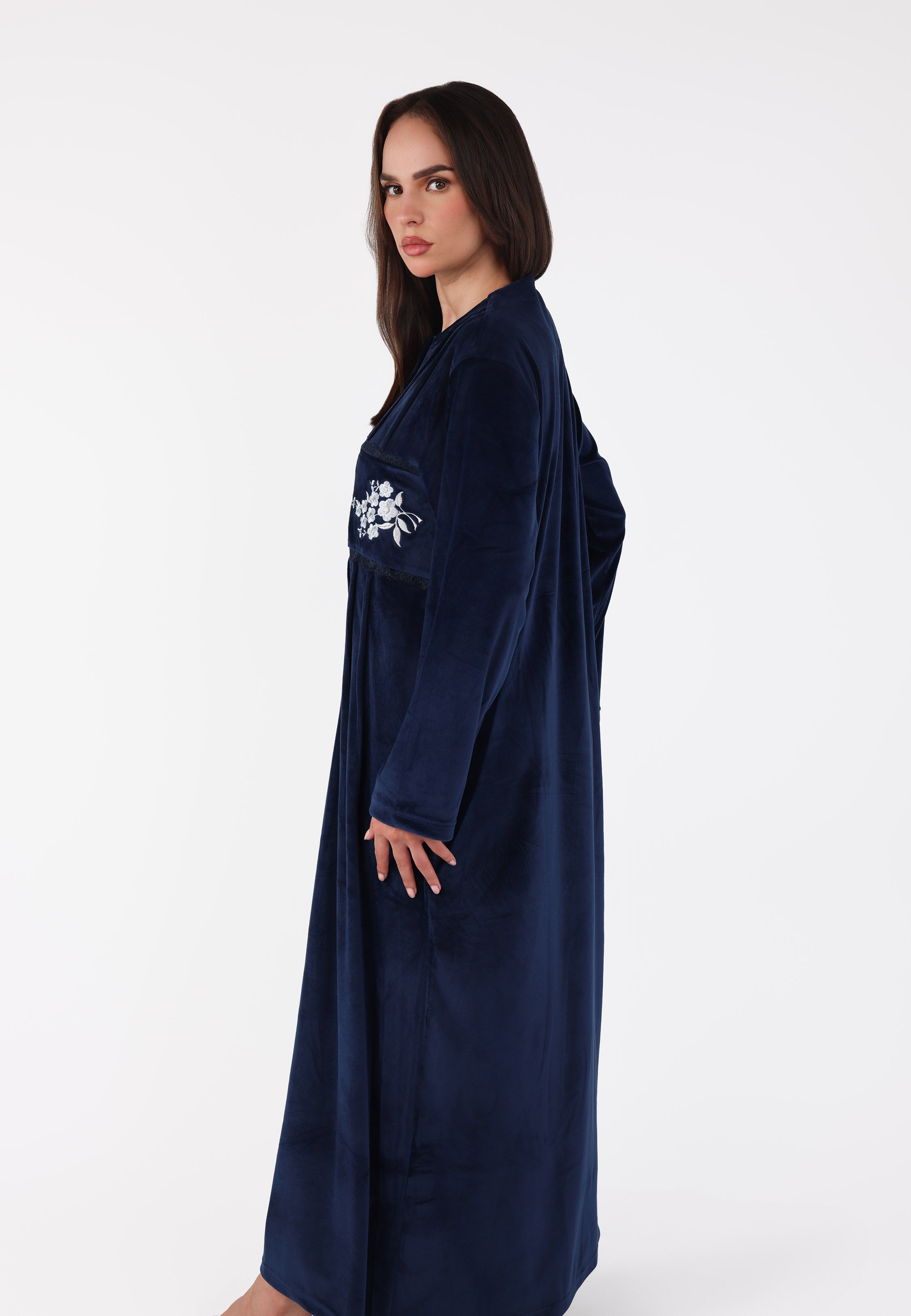 Robe de nuit longue en velours brodé