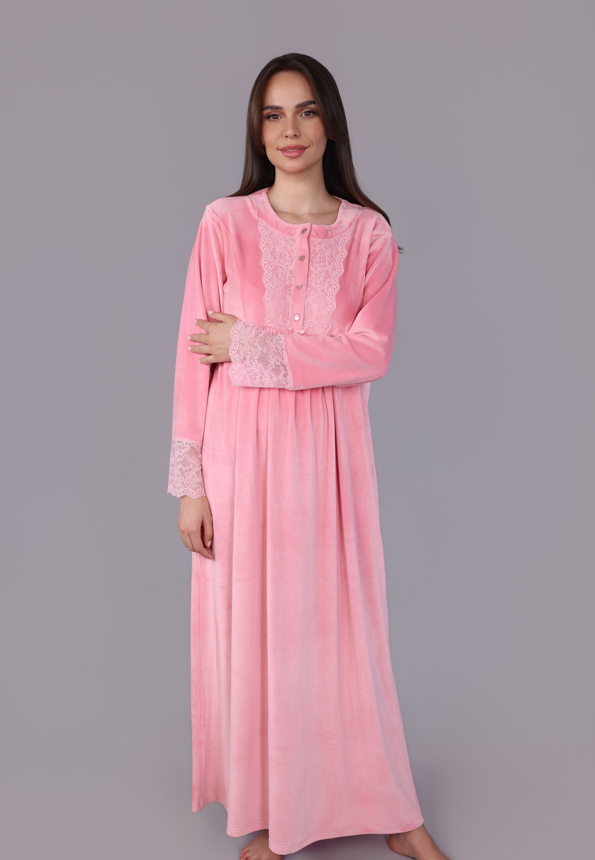 Robe de nuit longue en velours à plastron et poignets brodés