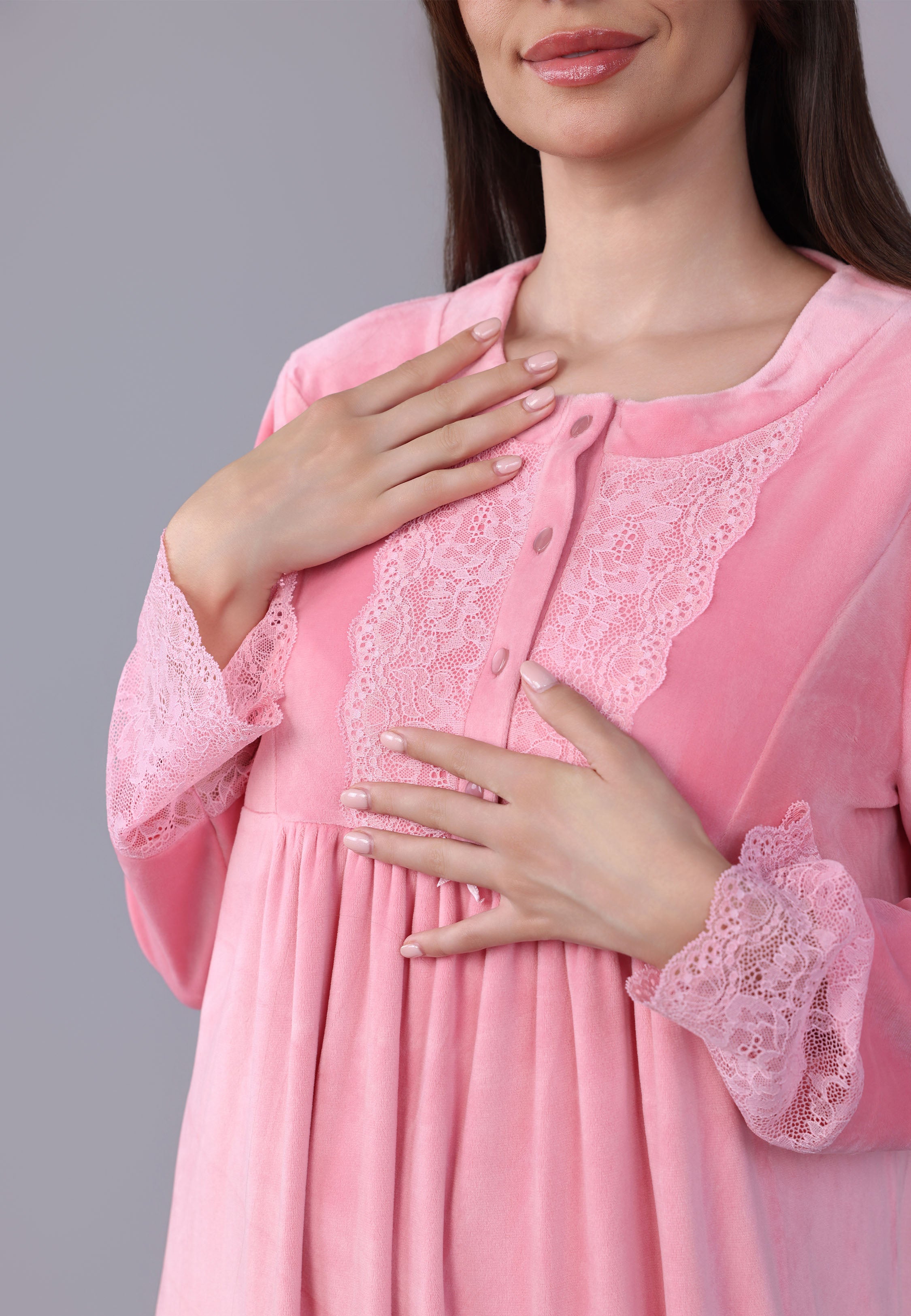 Robe de nuit longue en velours à plastron et poignets brodés