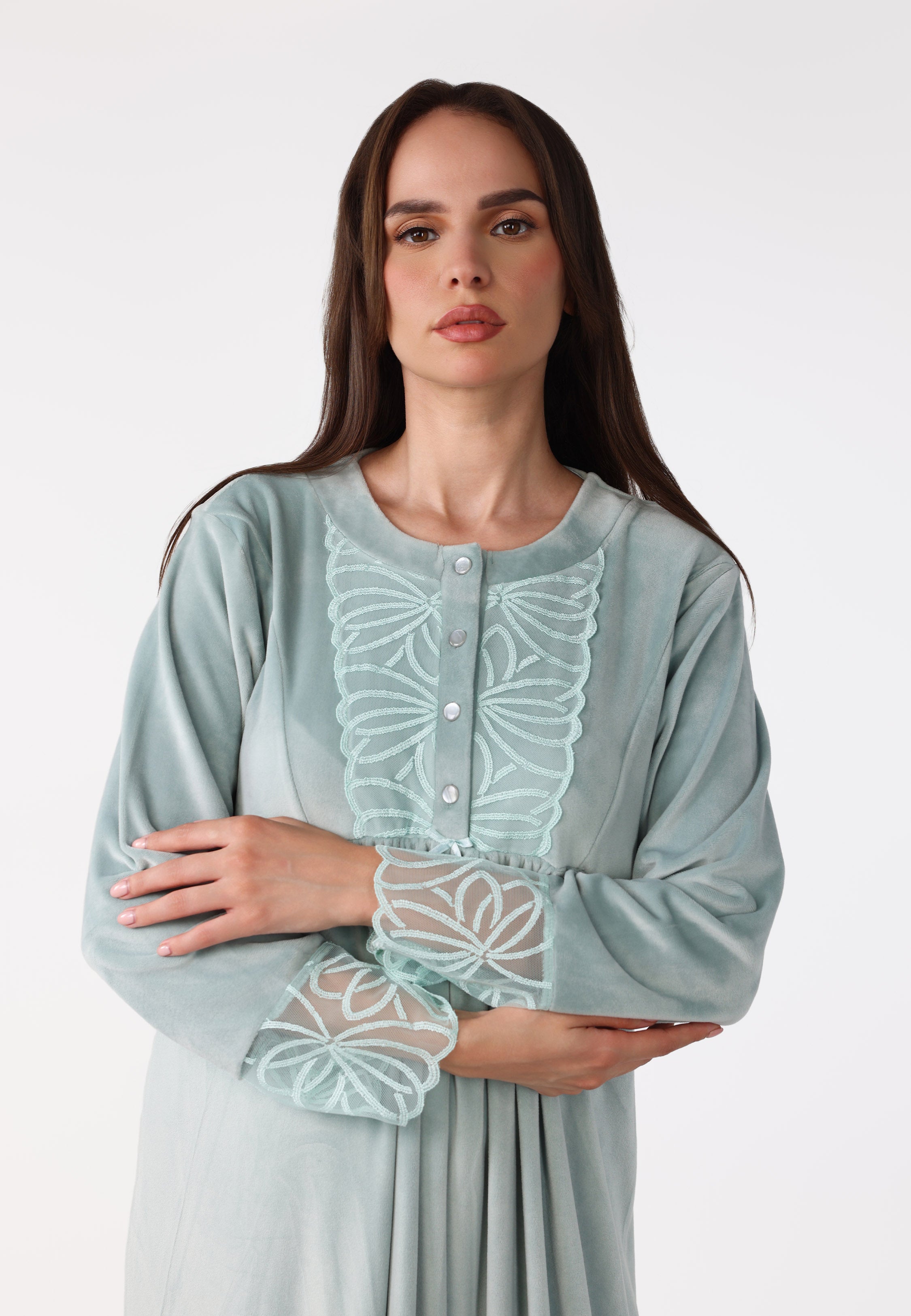 Robe de nuit longue en velours à plastron et poignets brodés