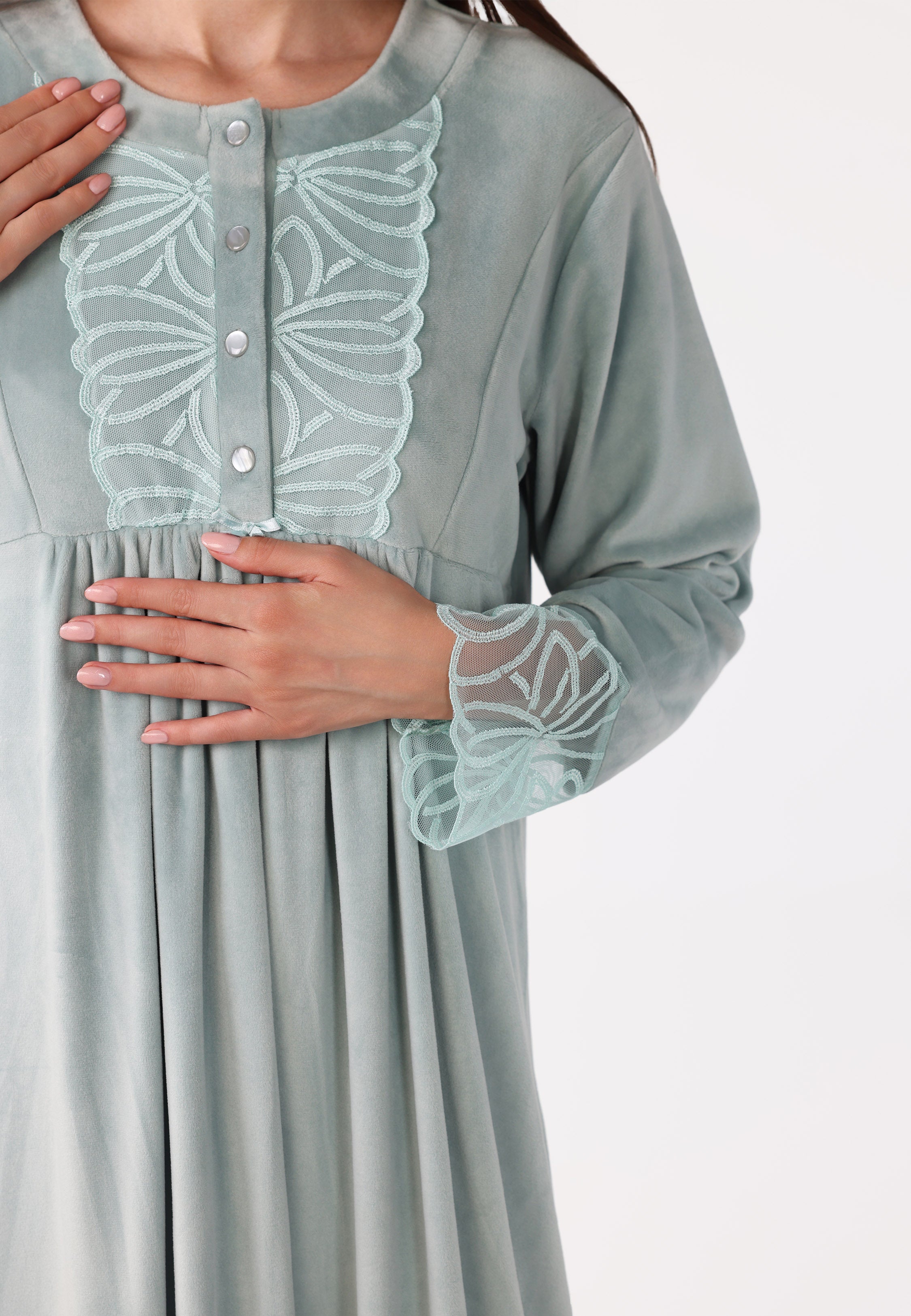 Robe de nuit longue en velours à plastron et poignets brodés