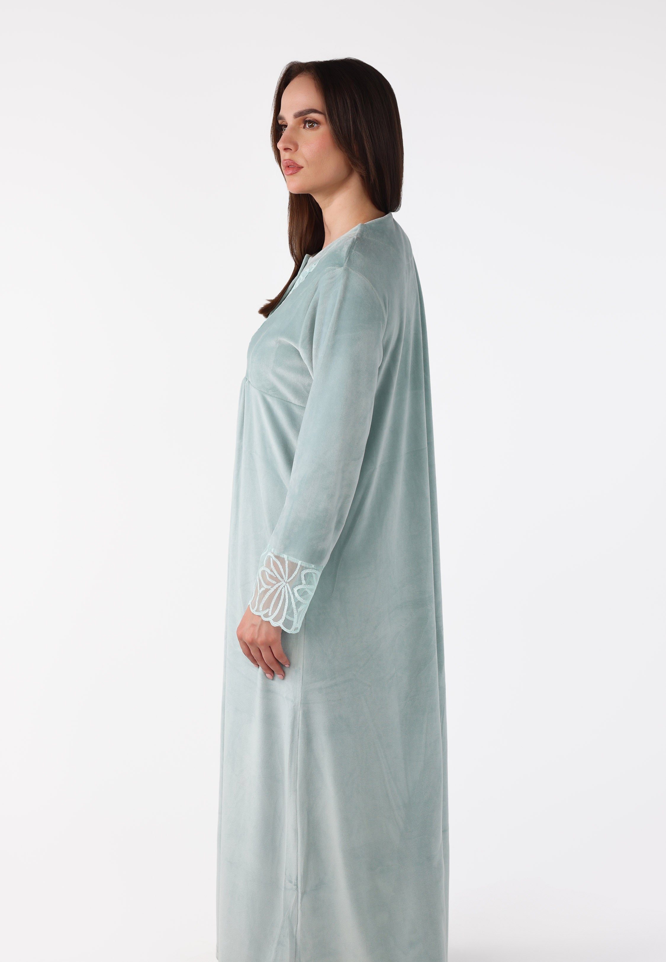 Robe de nuit longue en velours à plastron et poignets brodés