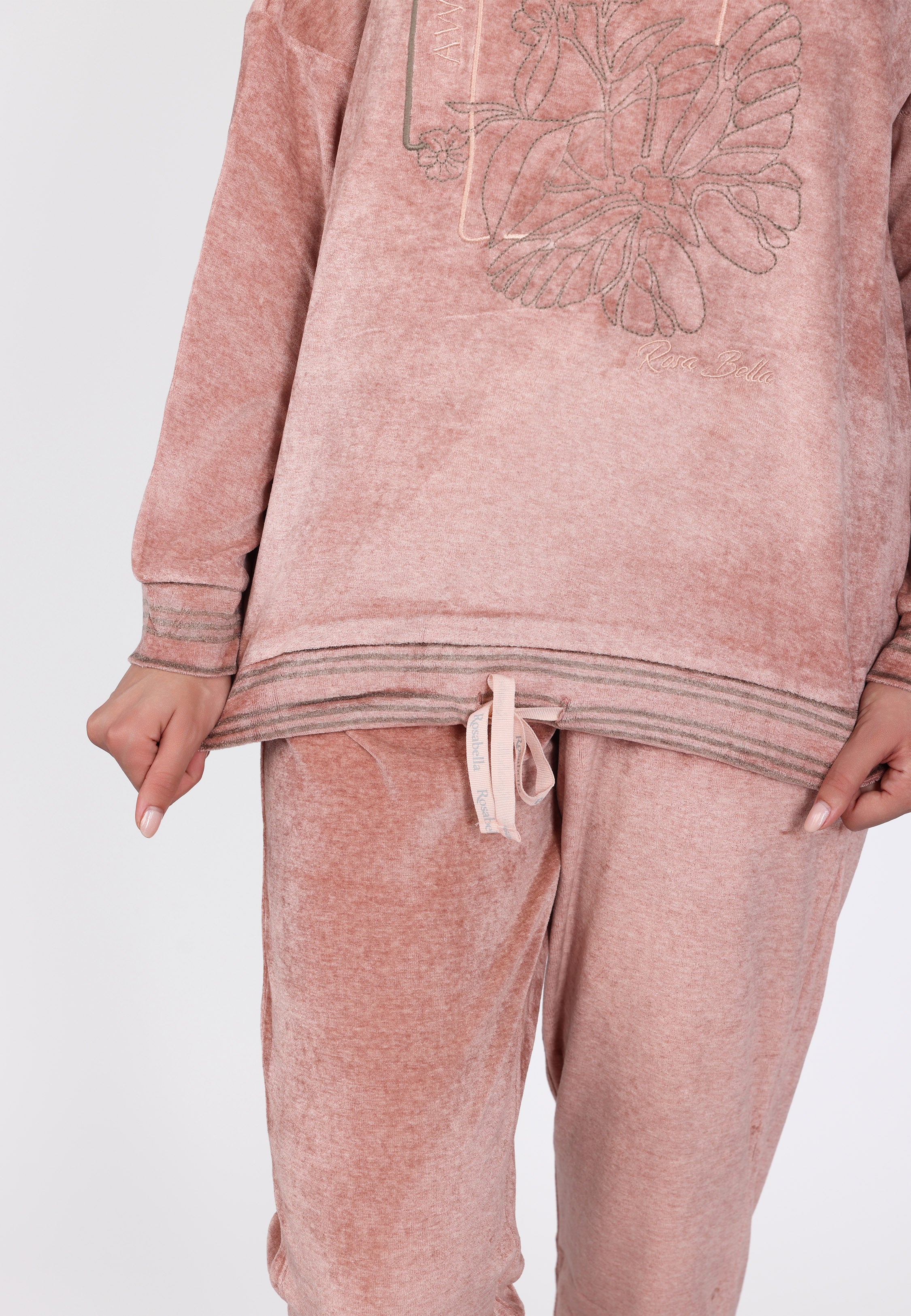 Pyjama rose à motif brodé | Collection La Douceur d’Hiver