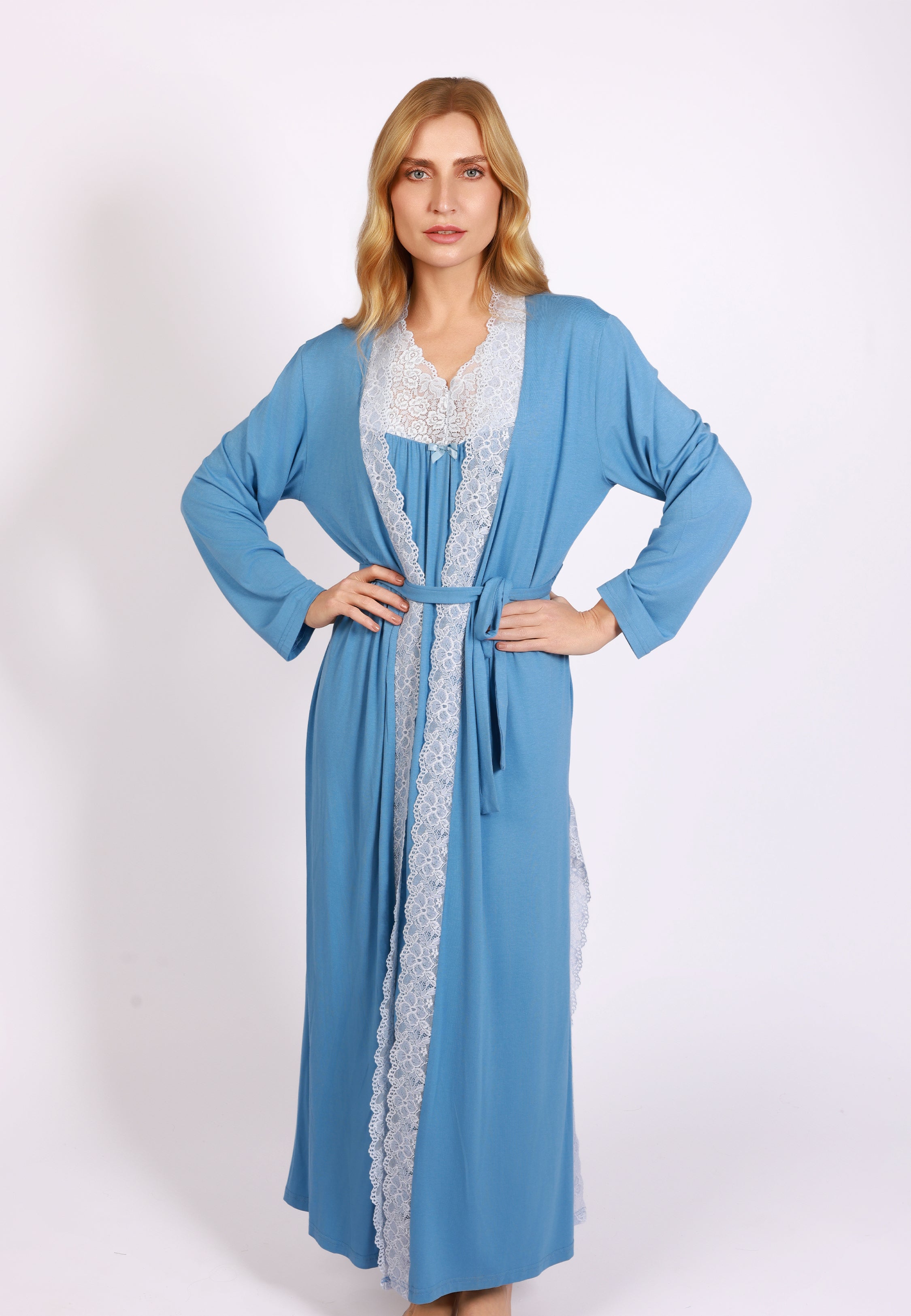 Peignoir Long Bordé de Dentelle | Collection Permanente