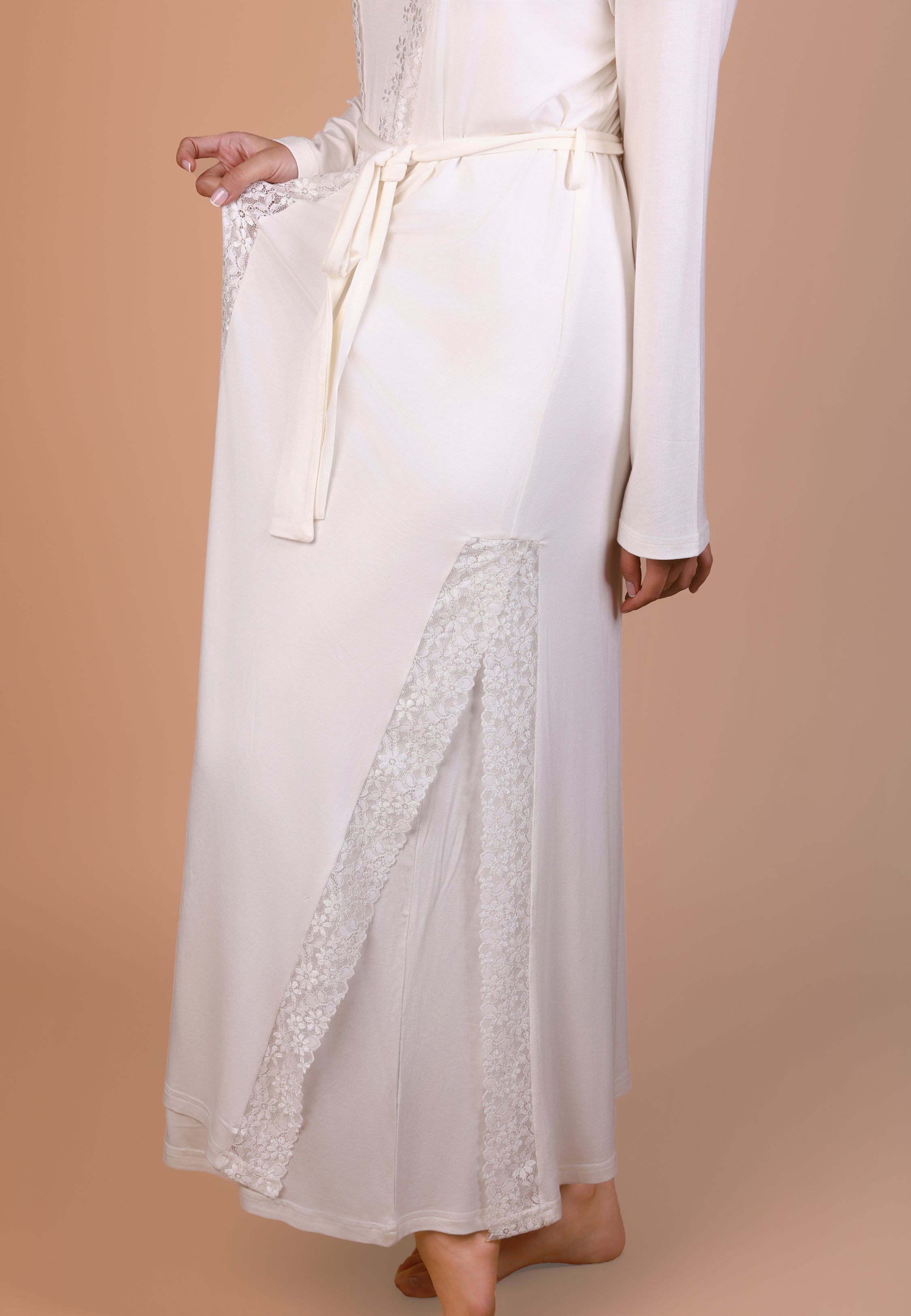 Peignoir Long Bordé de Dentelle | Collection Permanente