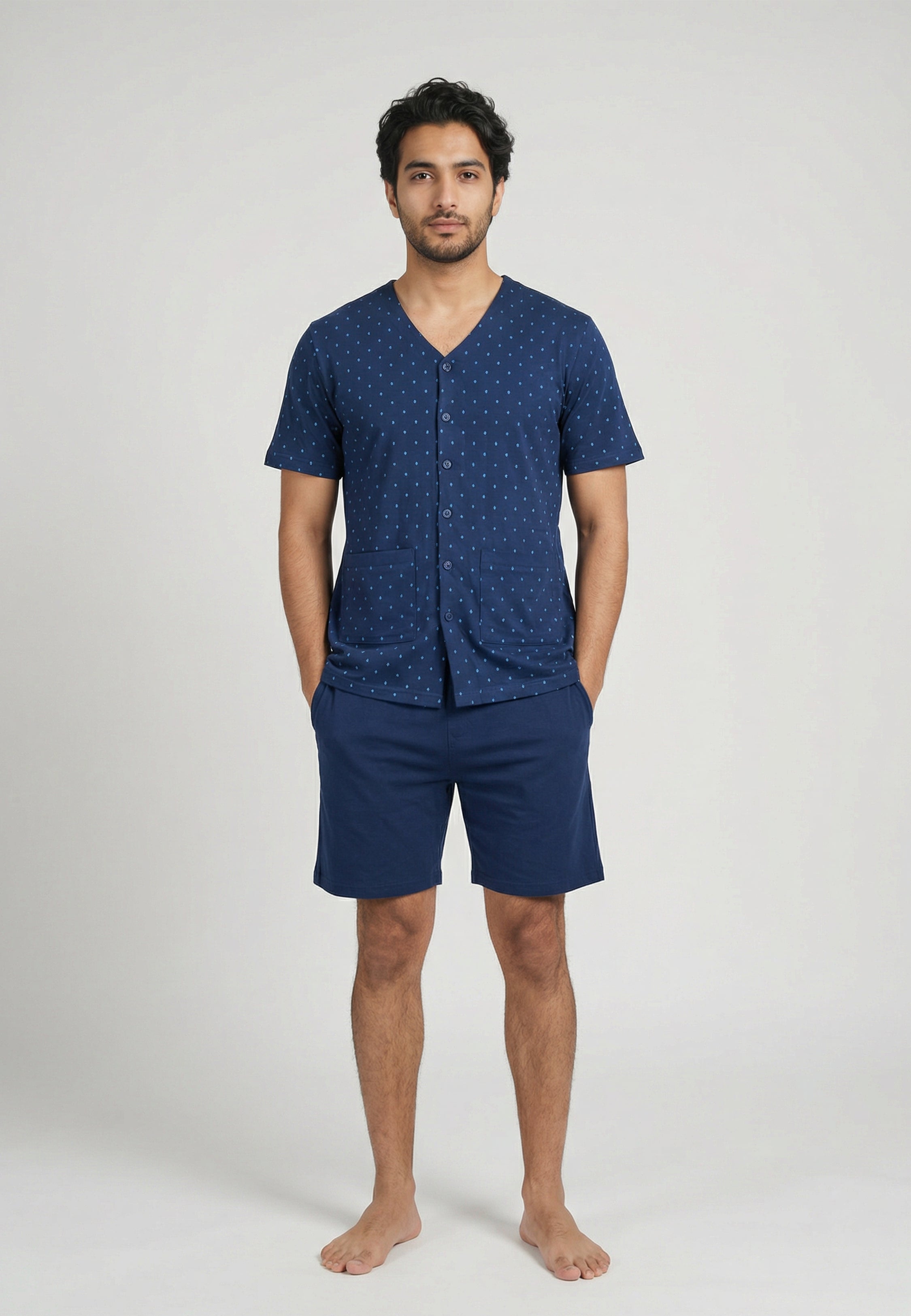 Pyjama homme bleu marine à pois avec haut boutonné et short assorti