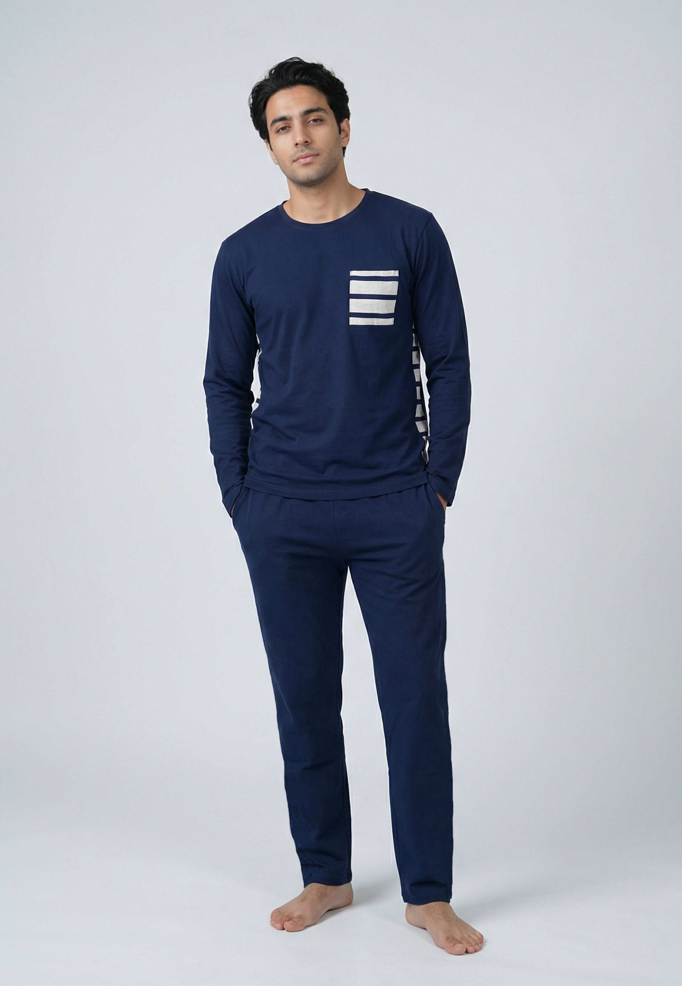 Pyjama homme bleu marine avec détails rayés blancs et pantalon long assorti