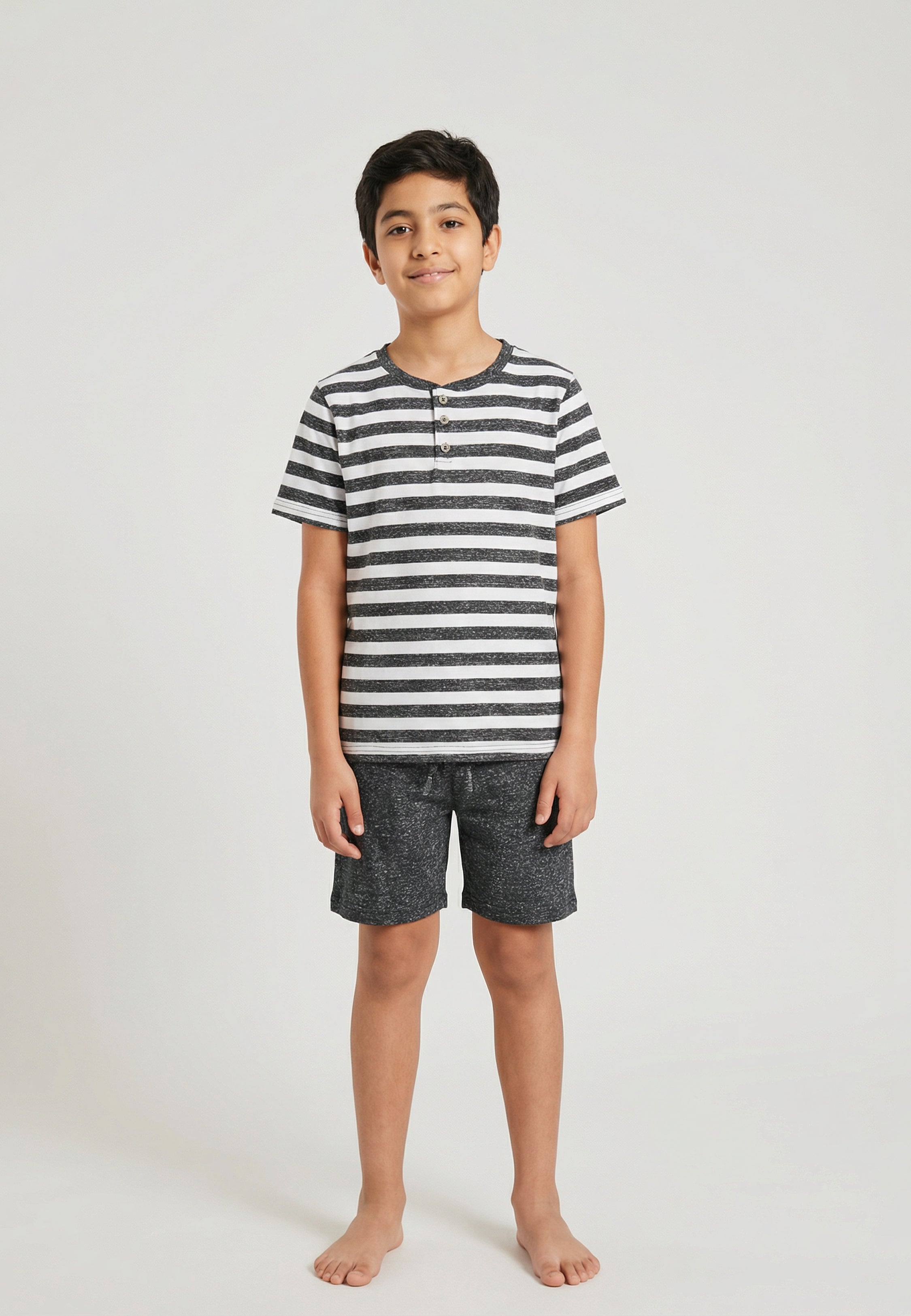 Pyjama garçon rayé anthracite avec t-shirt manches courtes et short assorti