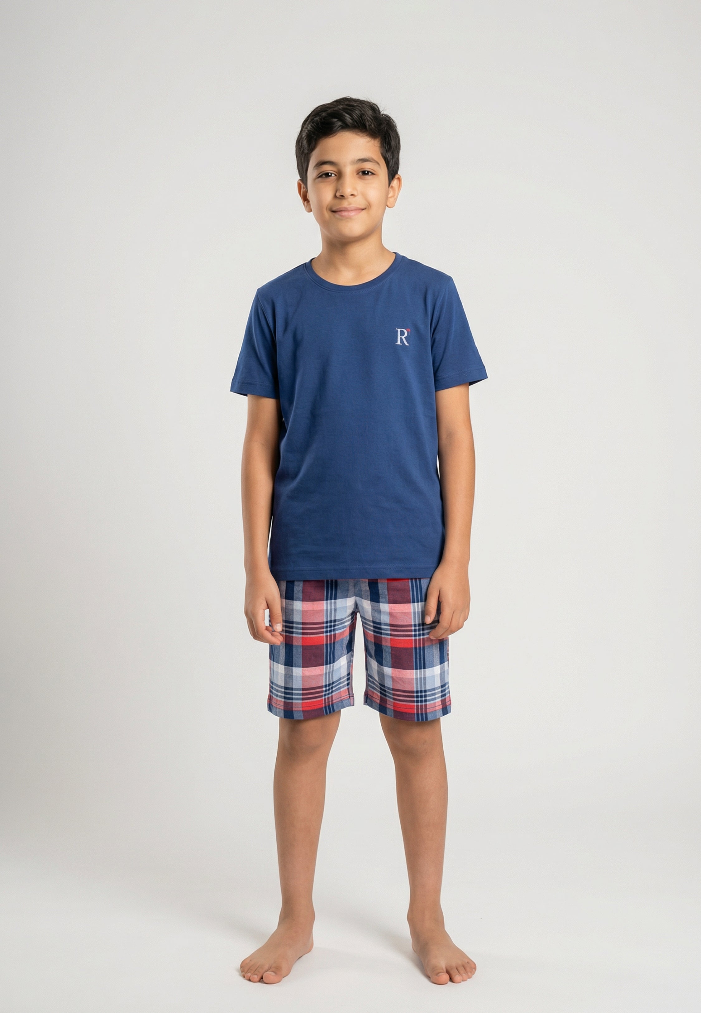 Pyjama garçon bleu marine avec short à carreaux rouge, blanc et bleu