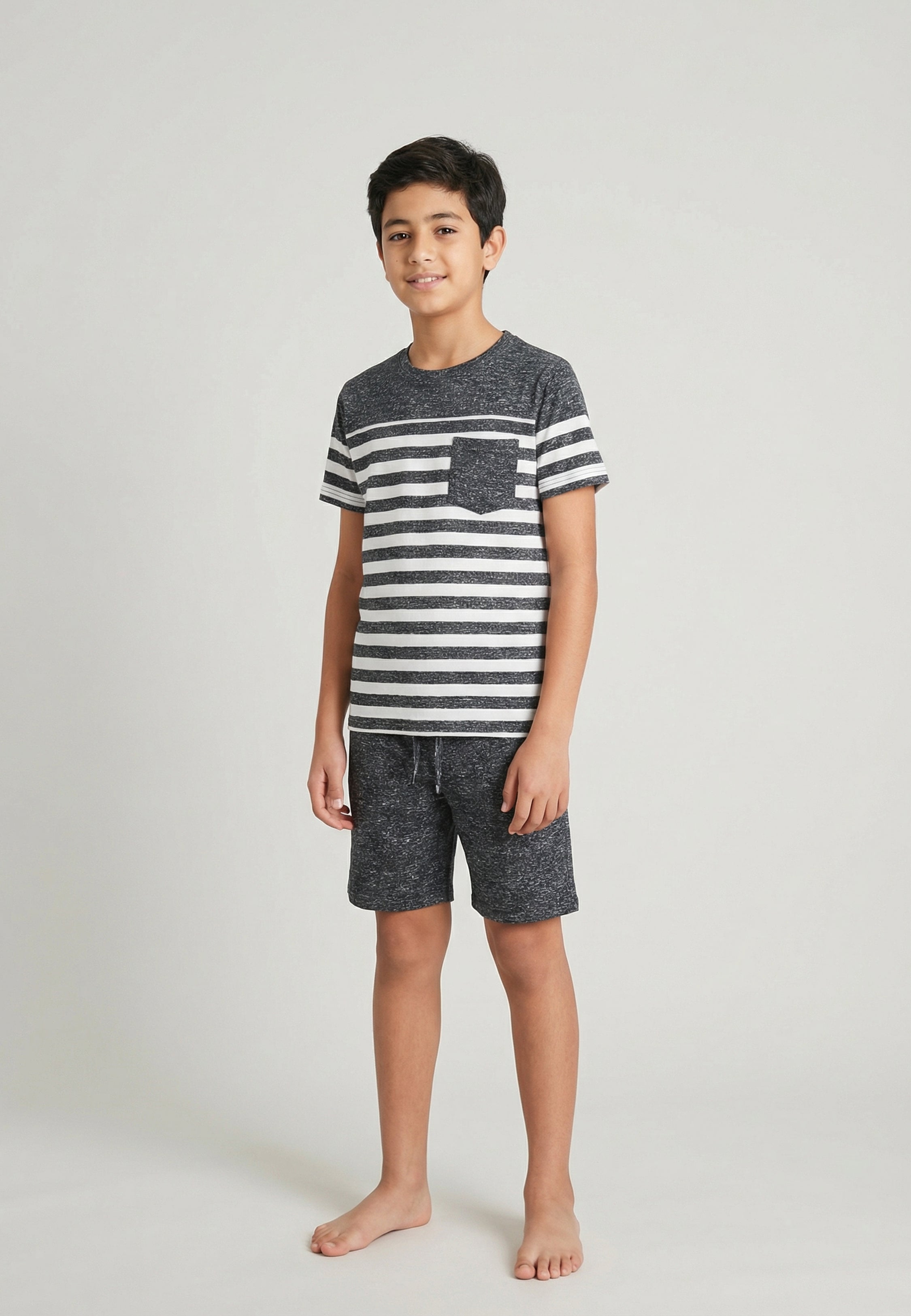 yjama garçon anthracite rayé avec t-shirt à poche et short assorti