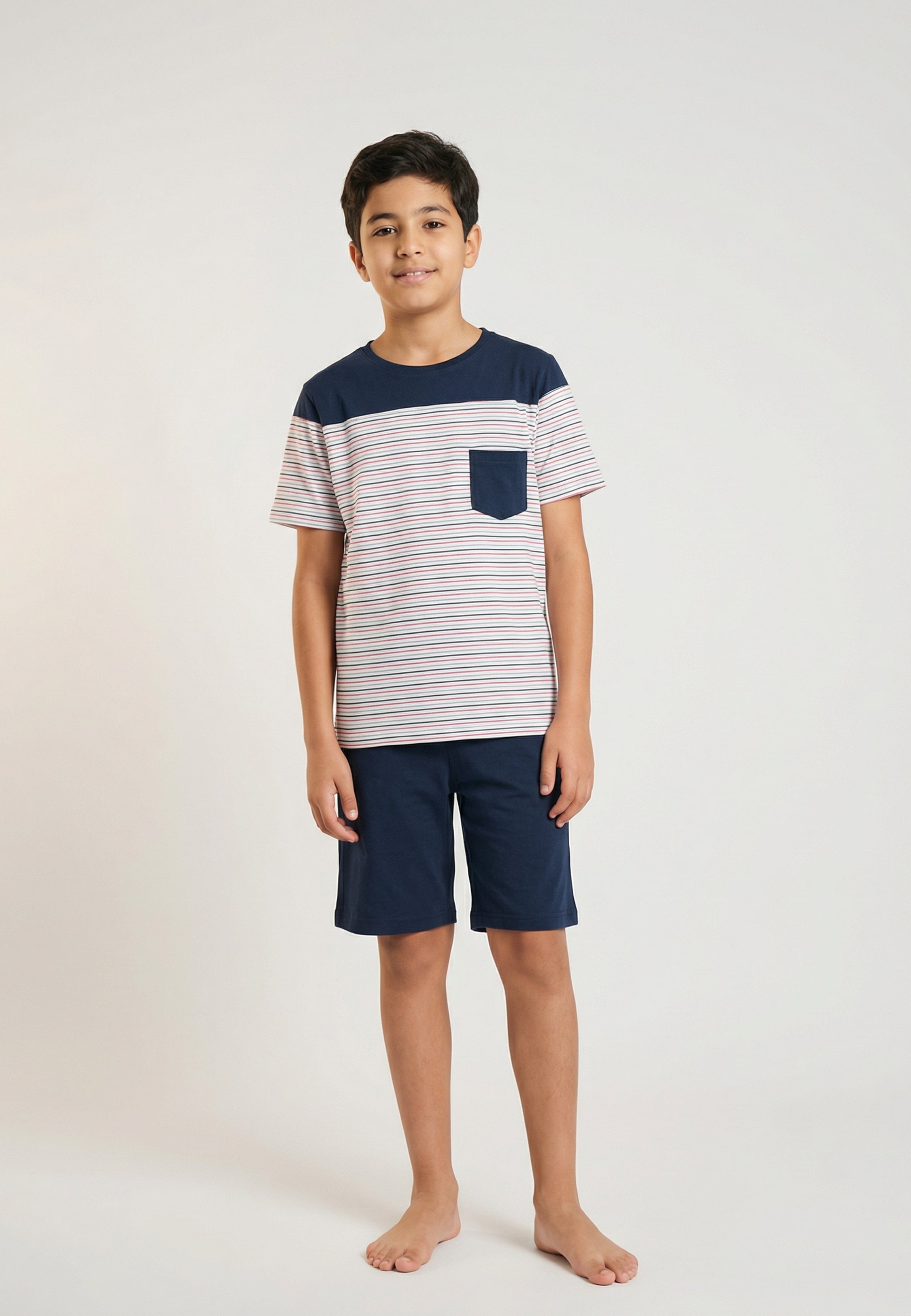 Pyjama garçon bleu marine rayé avec poche poitrine et short assorti
