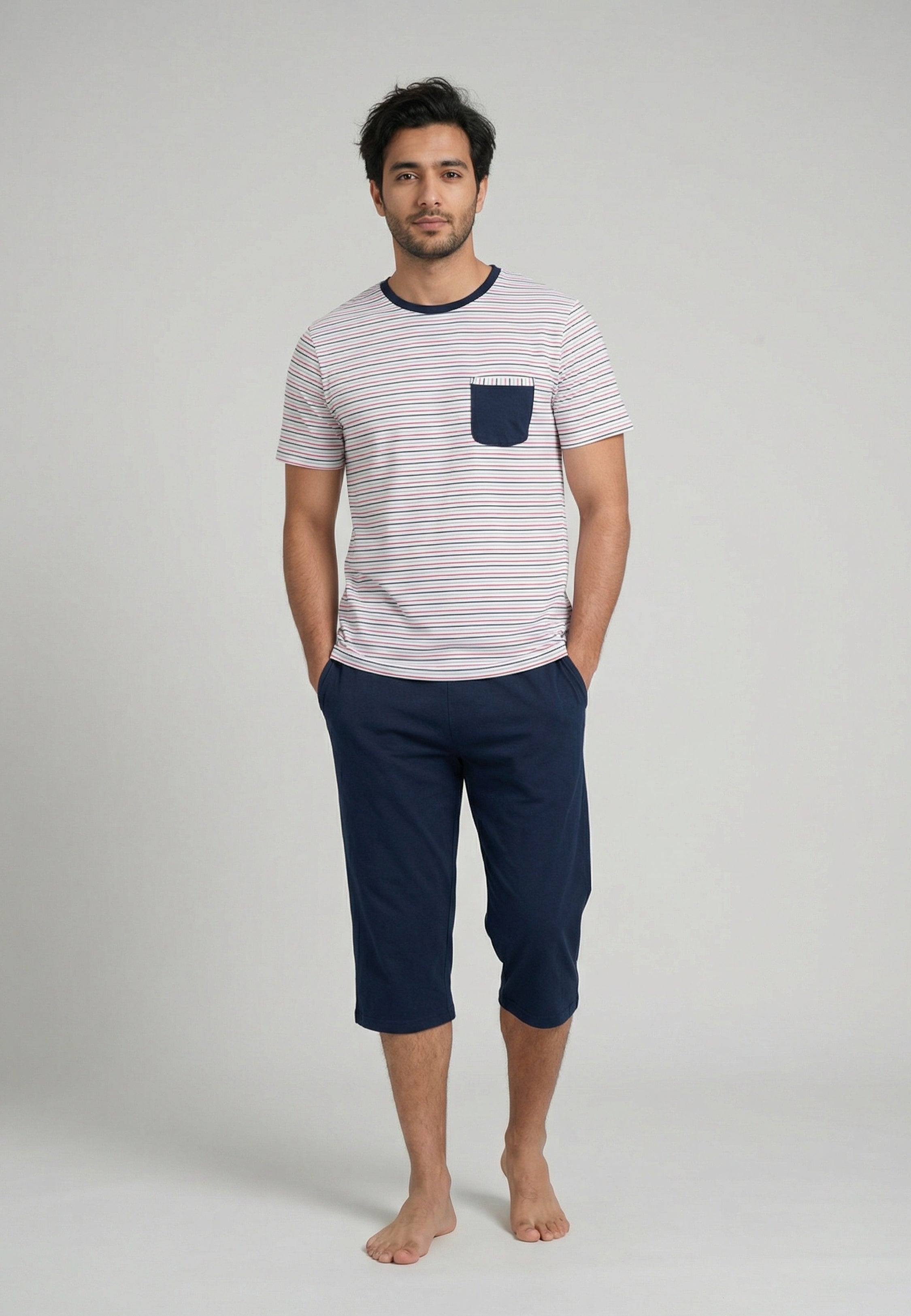 Pyjama homme rayé blanc et bleu marine avec t-shirt manches courtes et pantacourt assorti