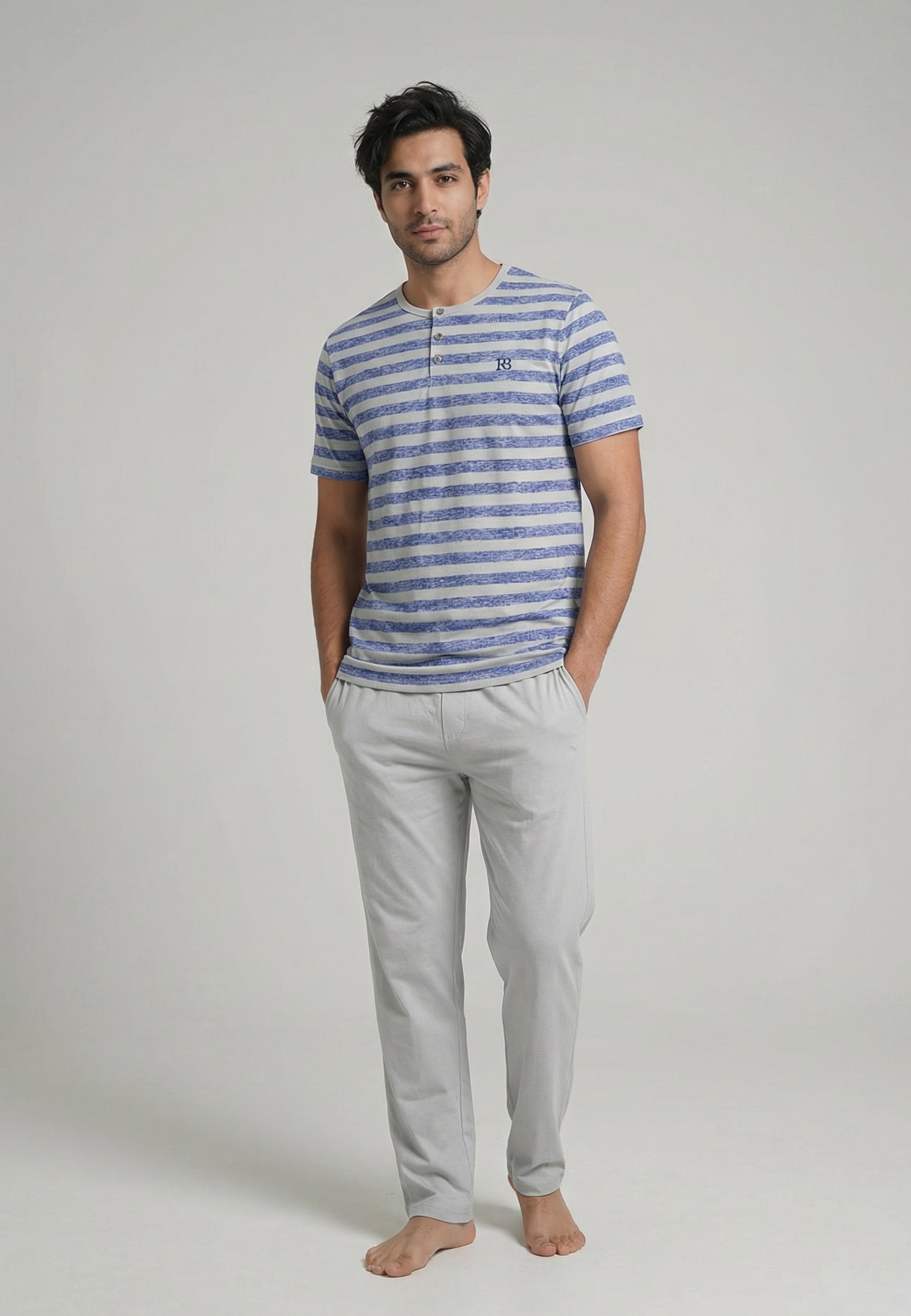 Pyjama homme gris avec t-shirt rayé bleu et pantalon assorti