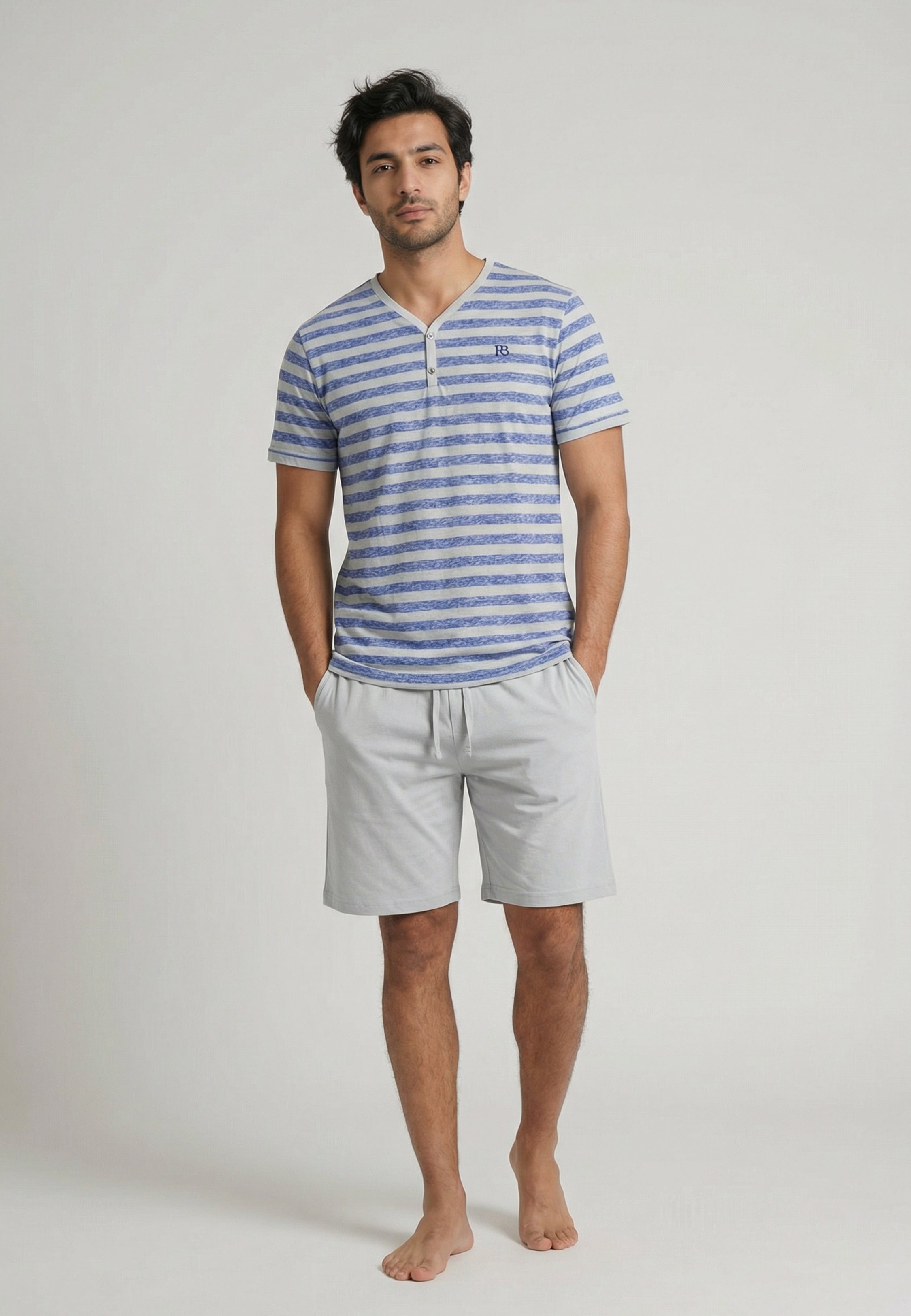 Pyjama homme gris à rayures bleues avec short gris assorti