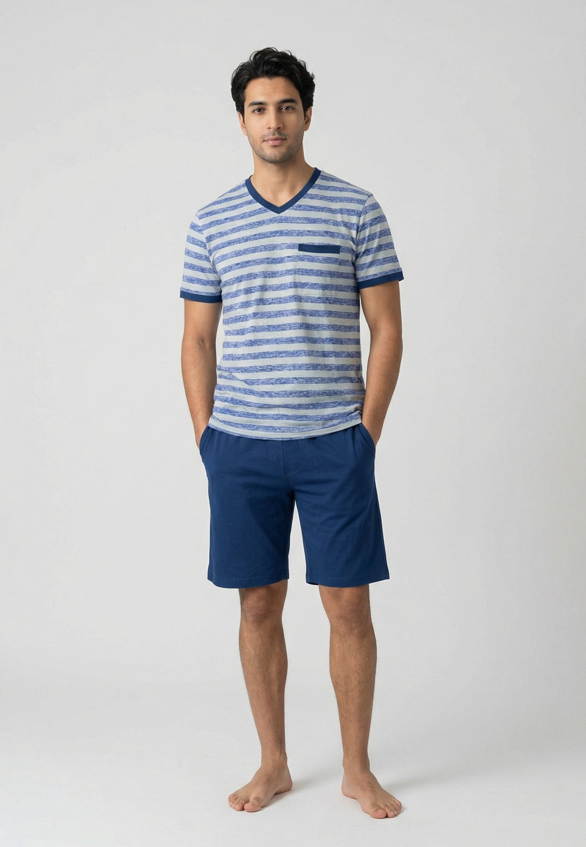 Pyjama homme gris à rayures bleues avec short bleu marine assorti