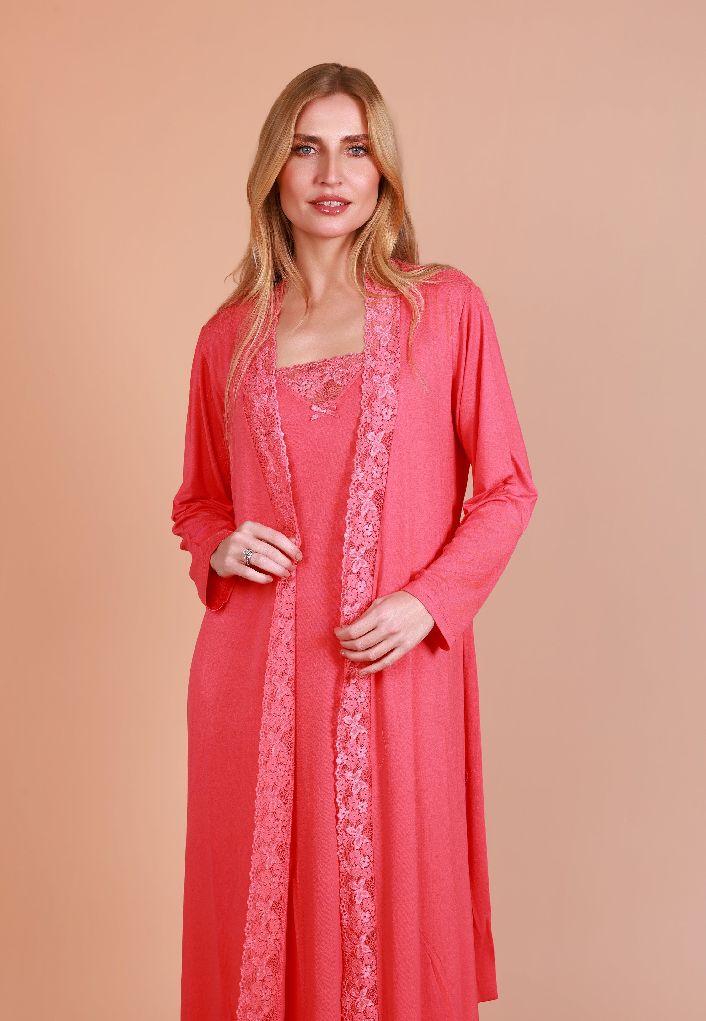 Peignoir Long Bordé de Dentelle | Collection Permanente